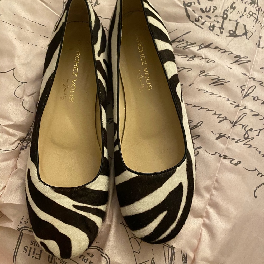 Beautiful zebra printed flats 🦓